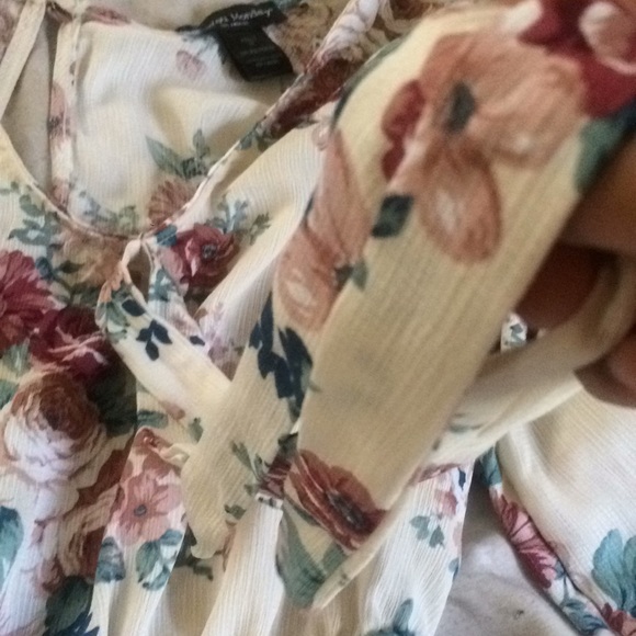 FLOWER ROMPER - Picture 3 of 7